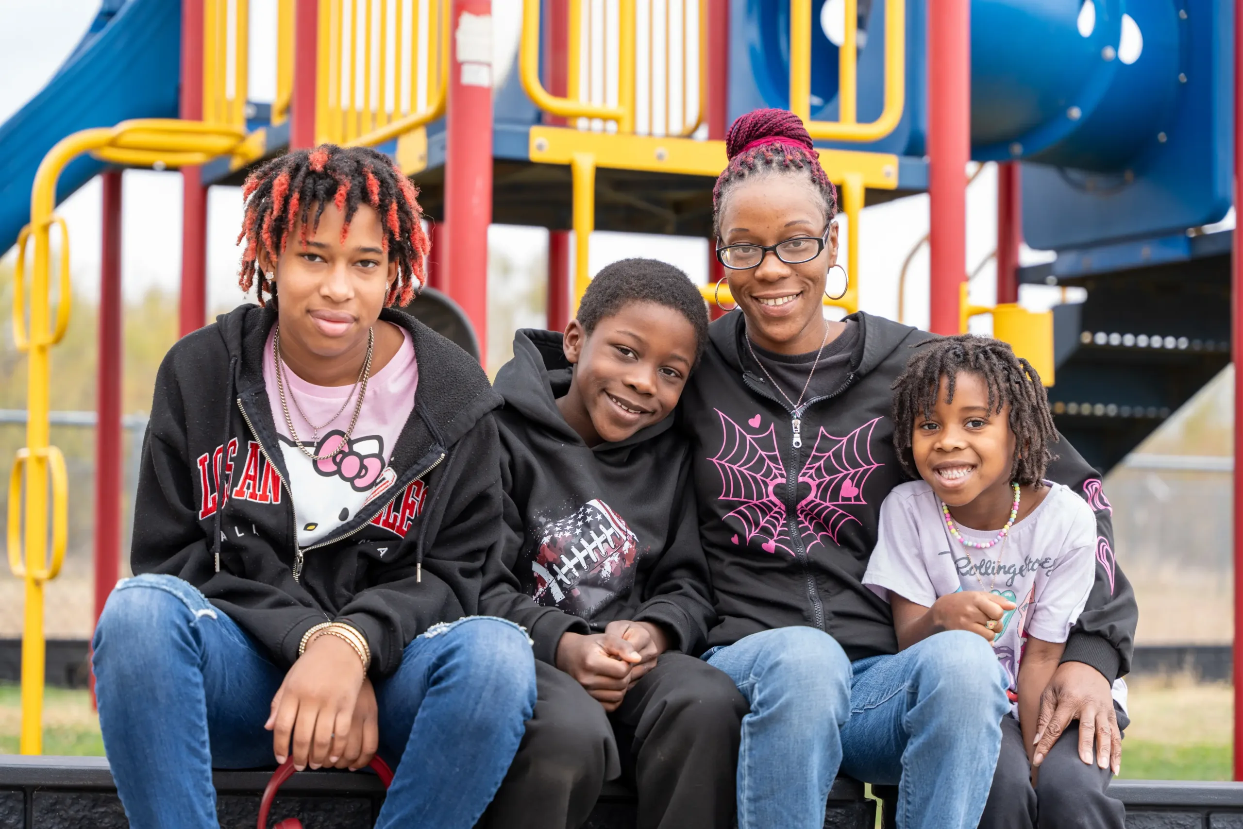 Picture of Latedra and her children